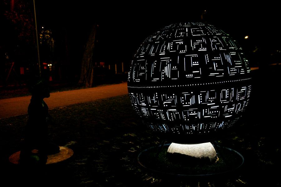 kula betonowa podswietlana w parku